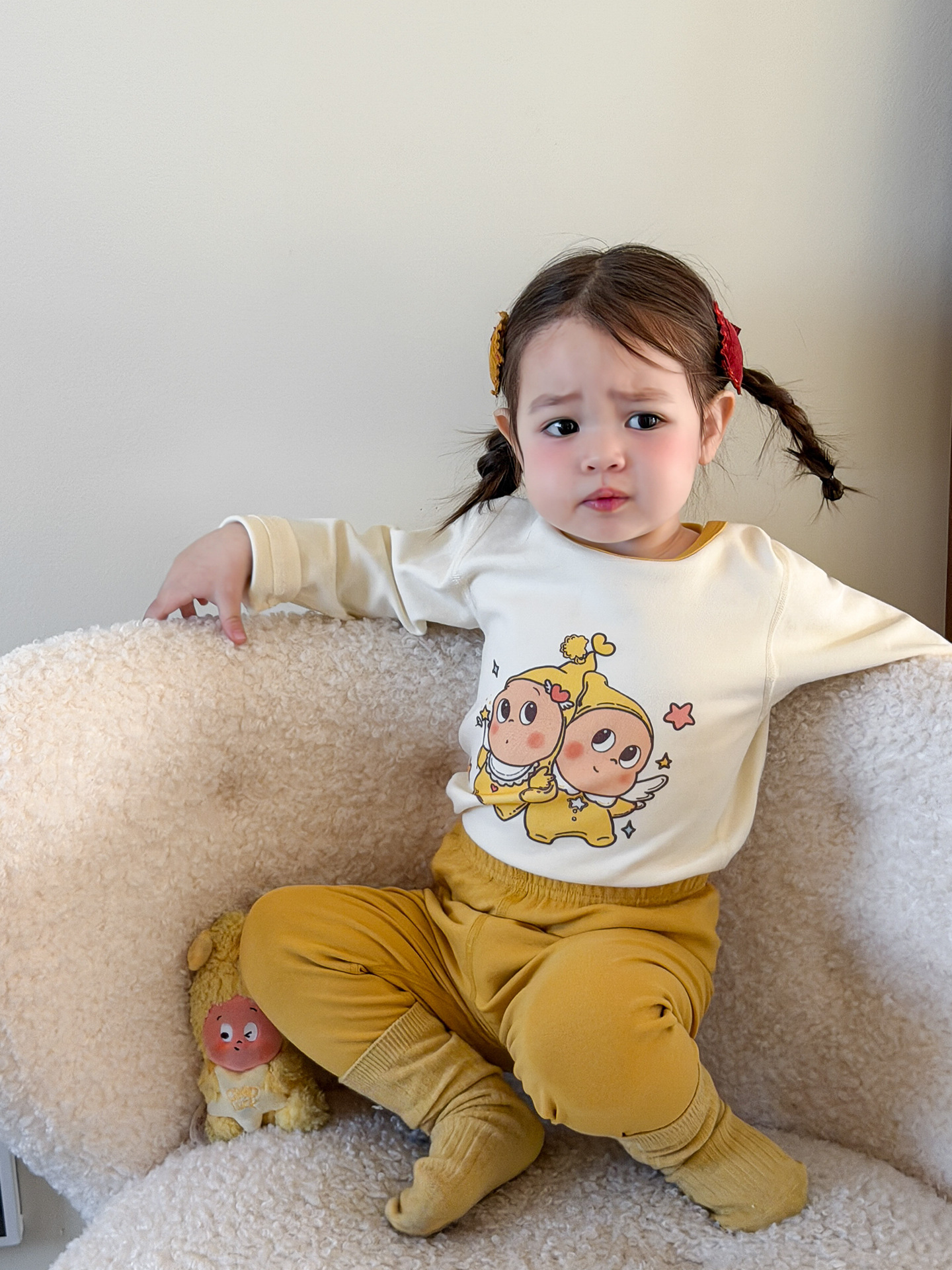 Pijama de niñas otoño y invierno nuevo engrosado conjunto de ropa de casa infantil A clase sin costura bebé chaqueta de caño pantalones de caño
