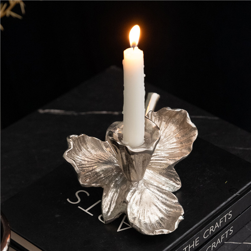 India importa candelabros metálicos de flores de oro y plata, adornos de escritorio para el hogar, candelabros románticos de lujo ligero de alta gama