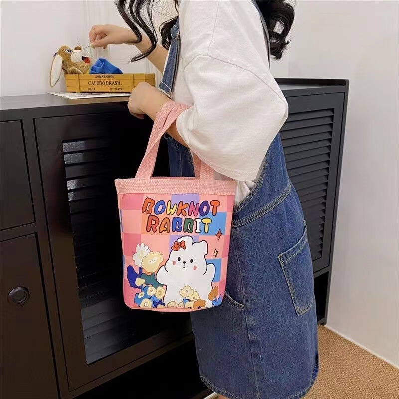 サラリーマン携帯マミーキャンバスショッピング学生かわいいバケツ型の手は弁当箱と手提げ袋を持っています。|undefined