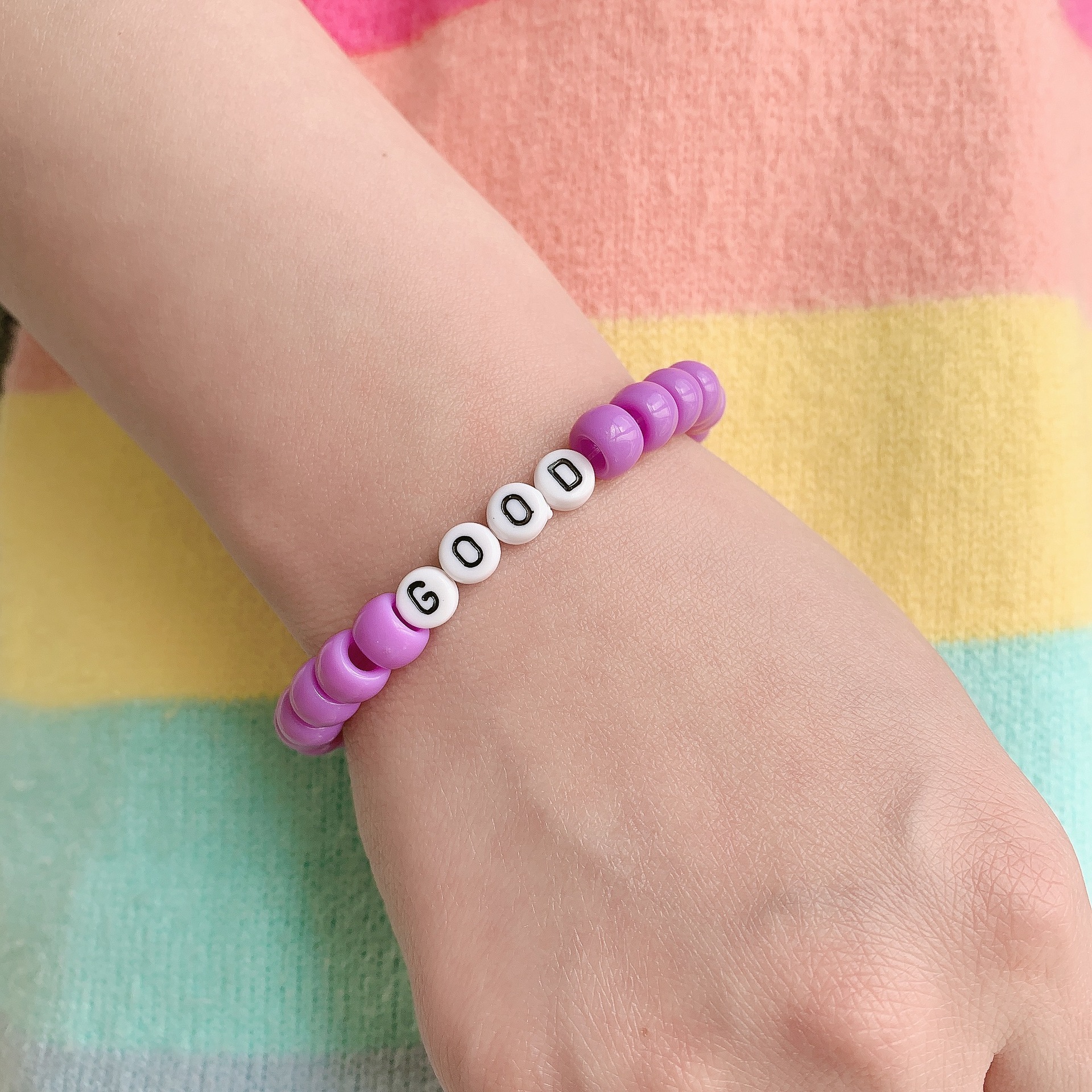 Bracelet De Couleur De Contraste De Lettre Ronde Acrylique De Mode En Gros display picture 1