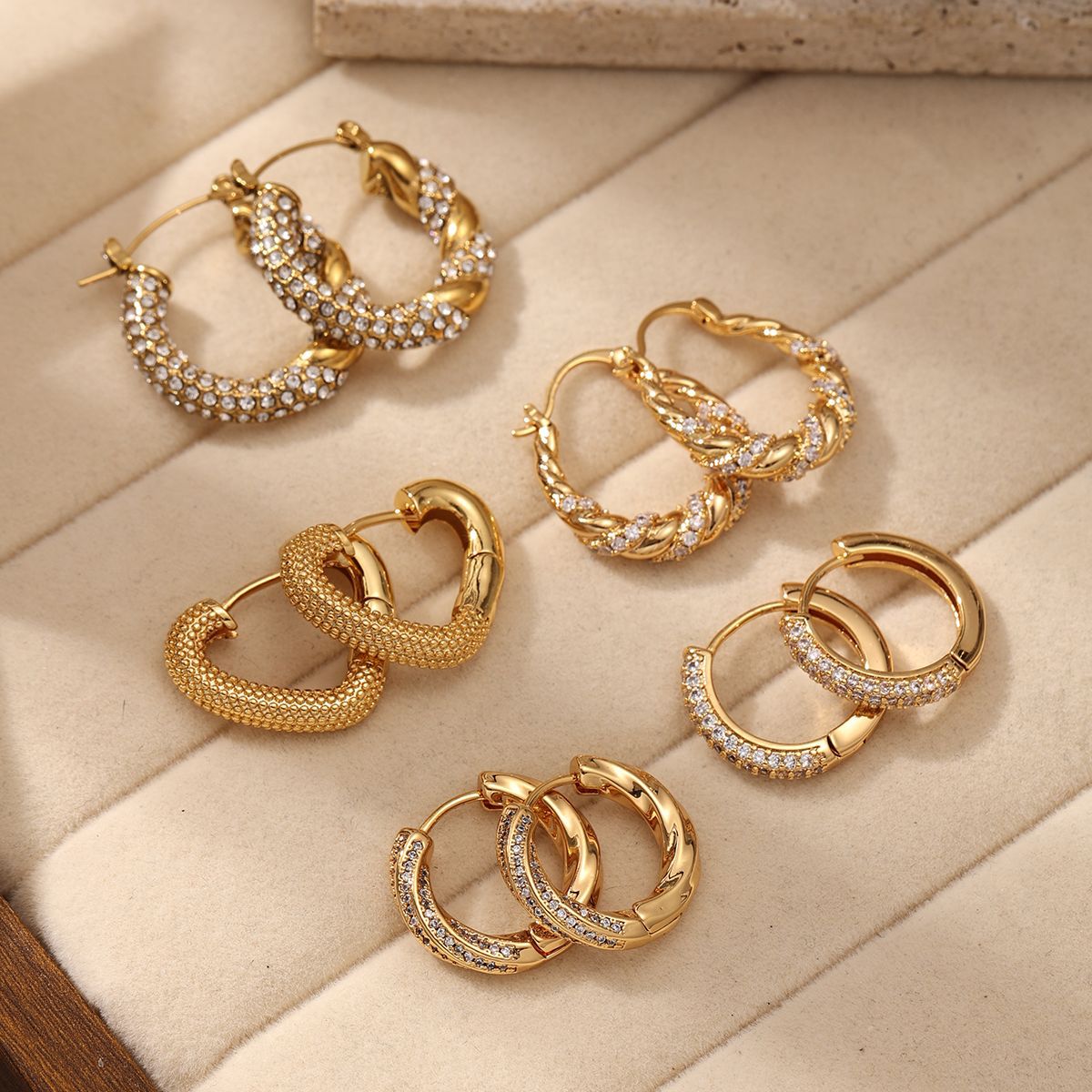 Moda europea y americana de alta calidad de textura de torsión pernos de orejas incrustados con zircon amor simple y versátil otoño e invierno temperamento pendientes