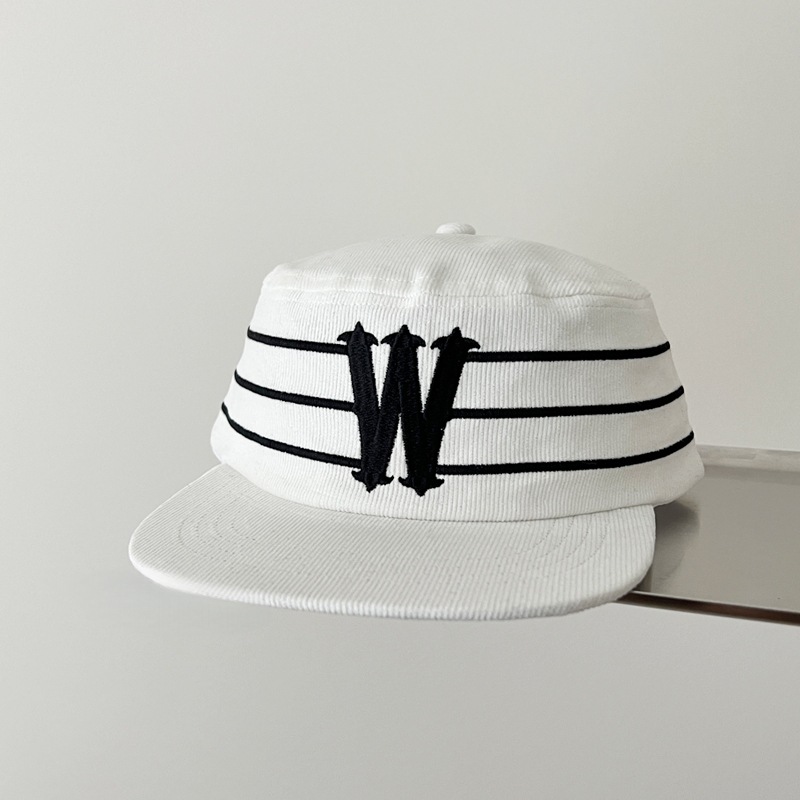 Cappello a tesa piatta a righe stile americano con lettera 3d_voghion.com