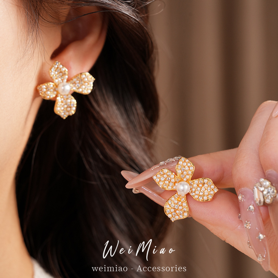 Agujas de plata flores de perlas redondas perlas temperamento delicado pendientes de moda ligero lujo alta sensación auriculares al por mayor image 3