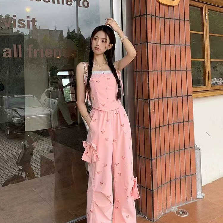 Летний костюм для женщин в сладко-пряном стиле: розовый топ с медвежонком, бантом, широкие брюки, повседневный комплект из двух предметов для работы.