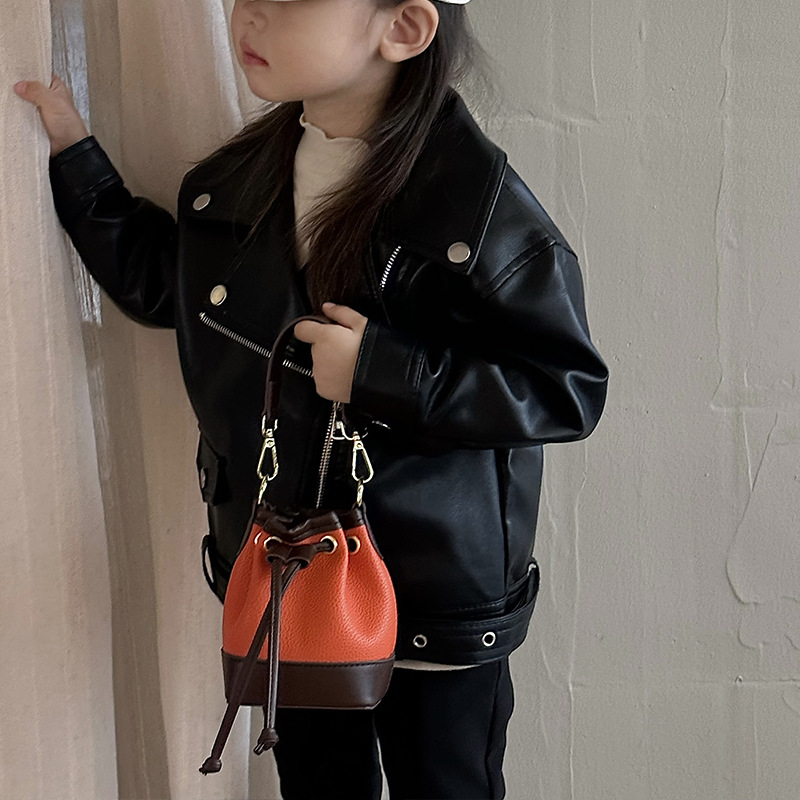 Bolsos de hombro coreanos para niños y niñas de moda estampado de leopardo de color extranjero bolsas de balde de agua para bebés 2025 nuevas bolsas mini para niños