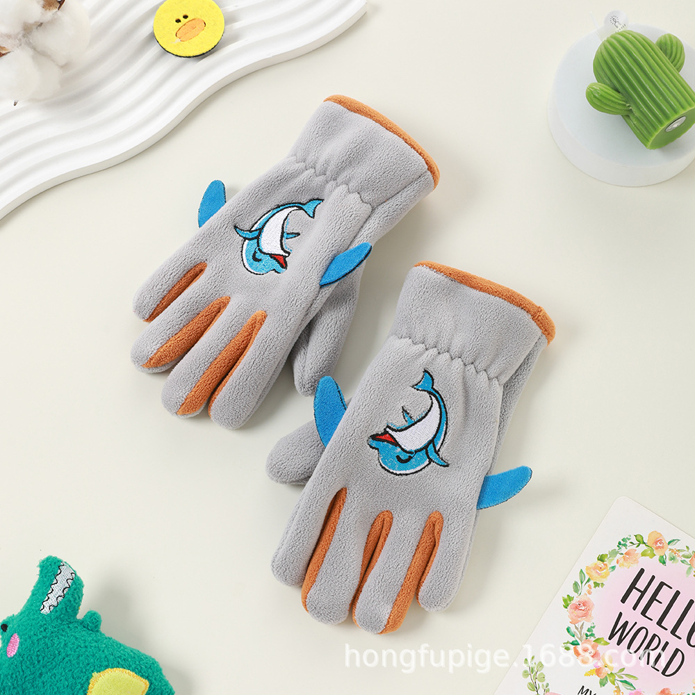 Guantes de invierno para niños con guantes de terciopelo de dibujos animados al aire libre para montar a favor de la piel, guantes de terciopelo de grano para niños y niñas.