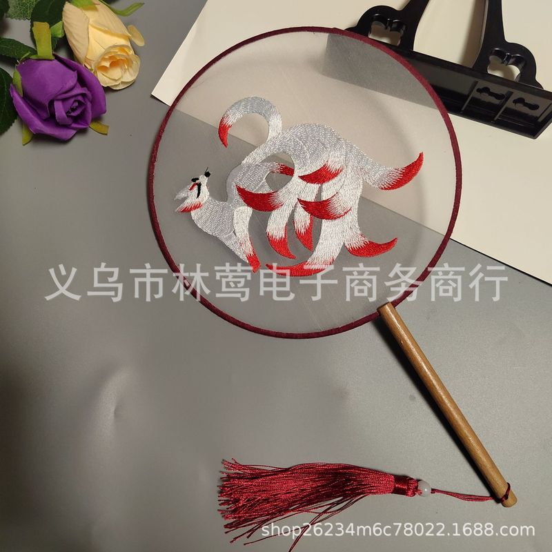 両面のシルクの刺繍の透明な漢服のチャイナドレスは写真を撮ります。|undefined