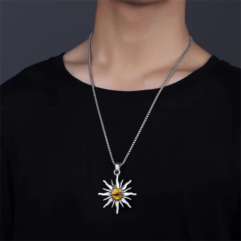 Collana con ciondolo a forma di dio del sole e occhio magico, in acciaio al titanio di alta qualità, per uomo, in vendita all'estero_voghion.com
