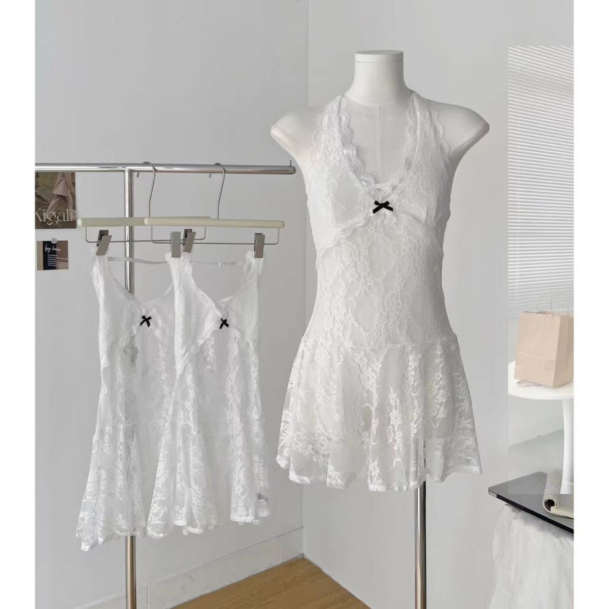 Layering magic: Sweet and spicy sexy lace halter dress for early autumn, sheer and slim-fitting A-line mini skirt.