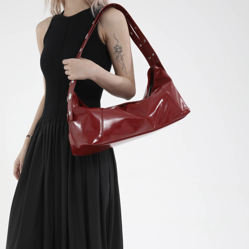 Bolso de axila retro estilo Hong Kong 2025 verano nuevo bolso femenino bolso de textura de alta calidad bolso de hombro con remaches de gran capacidad