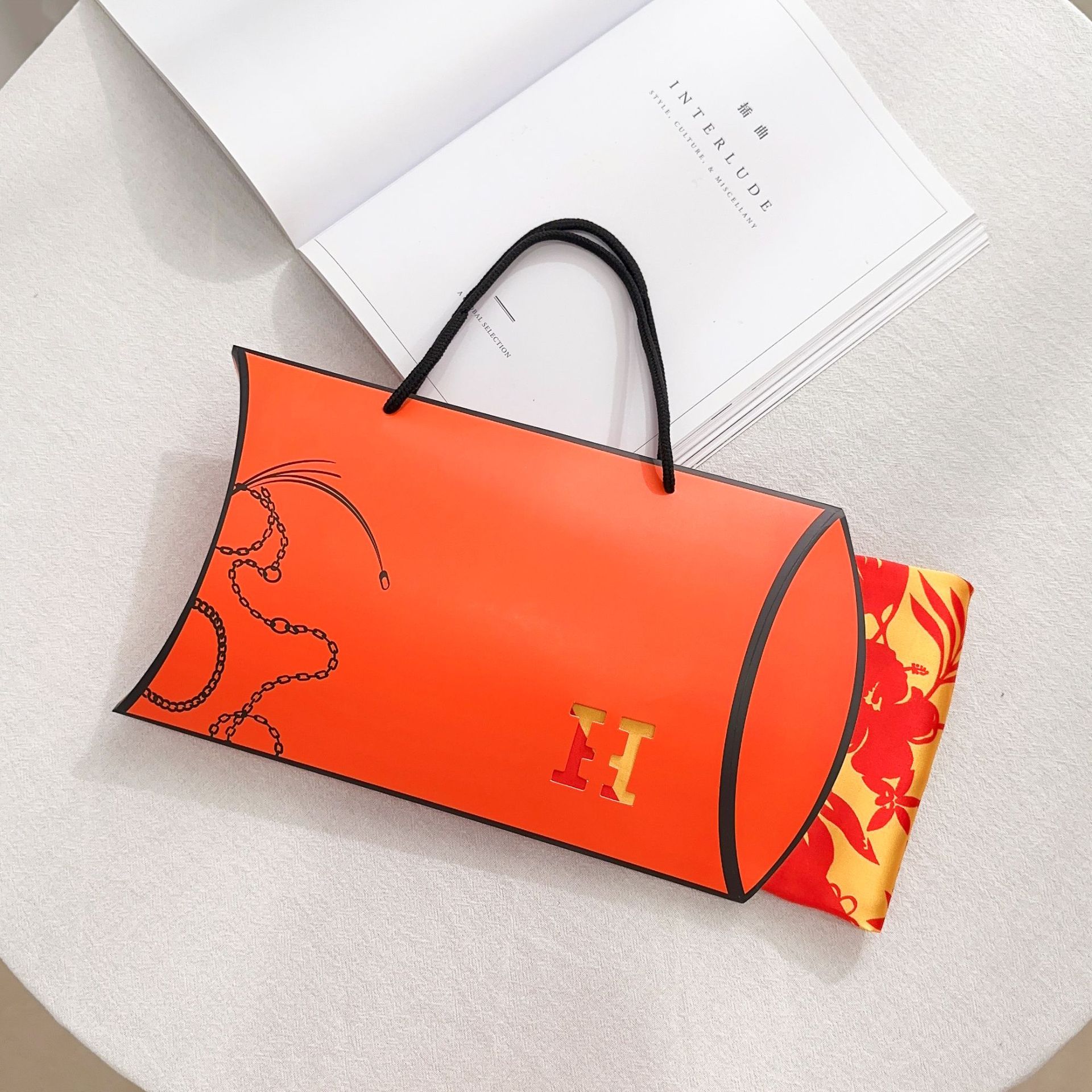 Caja de regalo de bufanda de seda de lujo de gama alta de color blanco cremoso exquisito regalo bufanda caja de embalaje boutique de cartón de embalaje rojo