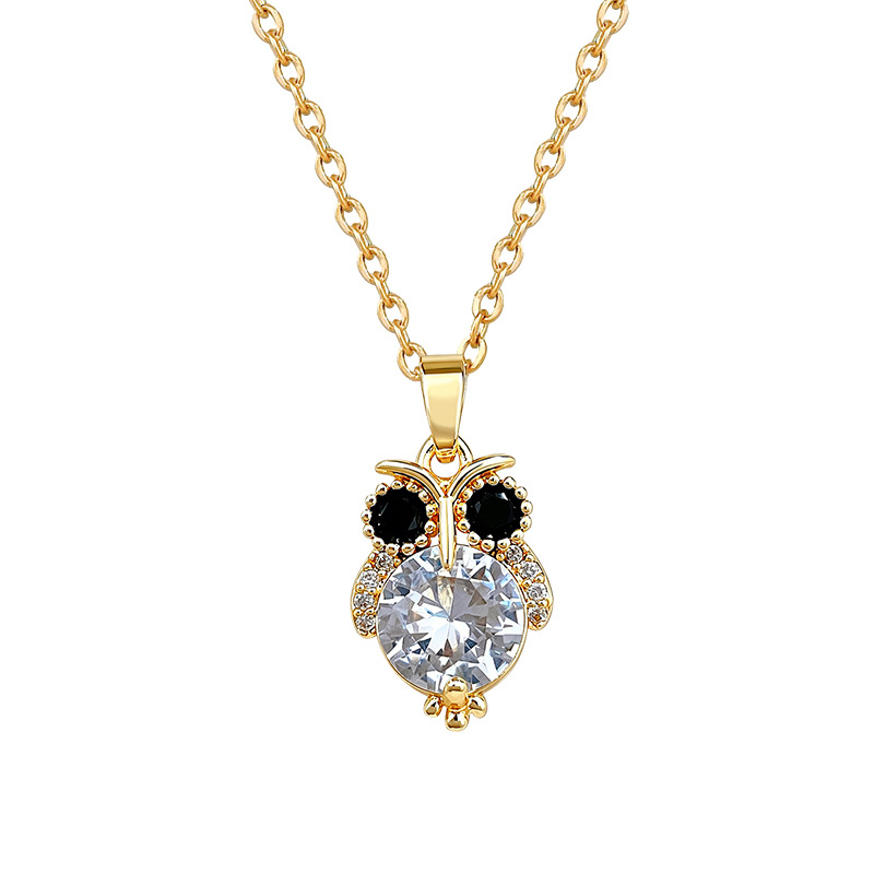 Collier hibou en acier titane, style luxueux et léger, orné de magnifiques diamants, idéal pour un décolleté flatteur._voghion.com