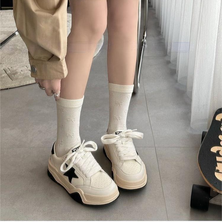 Deportes de piel de vaca para mujeres 2024 aumento de lazos transpirables zapatos de suela suave para mujeres muffins de altura zapatos para mujeres color caramelo