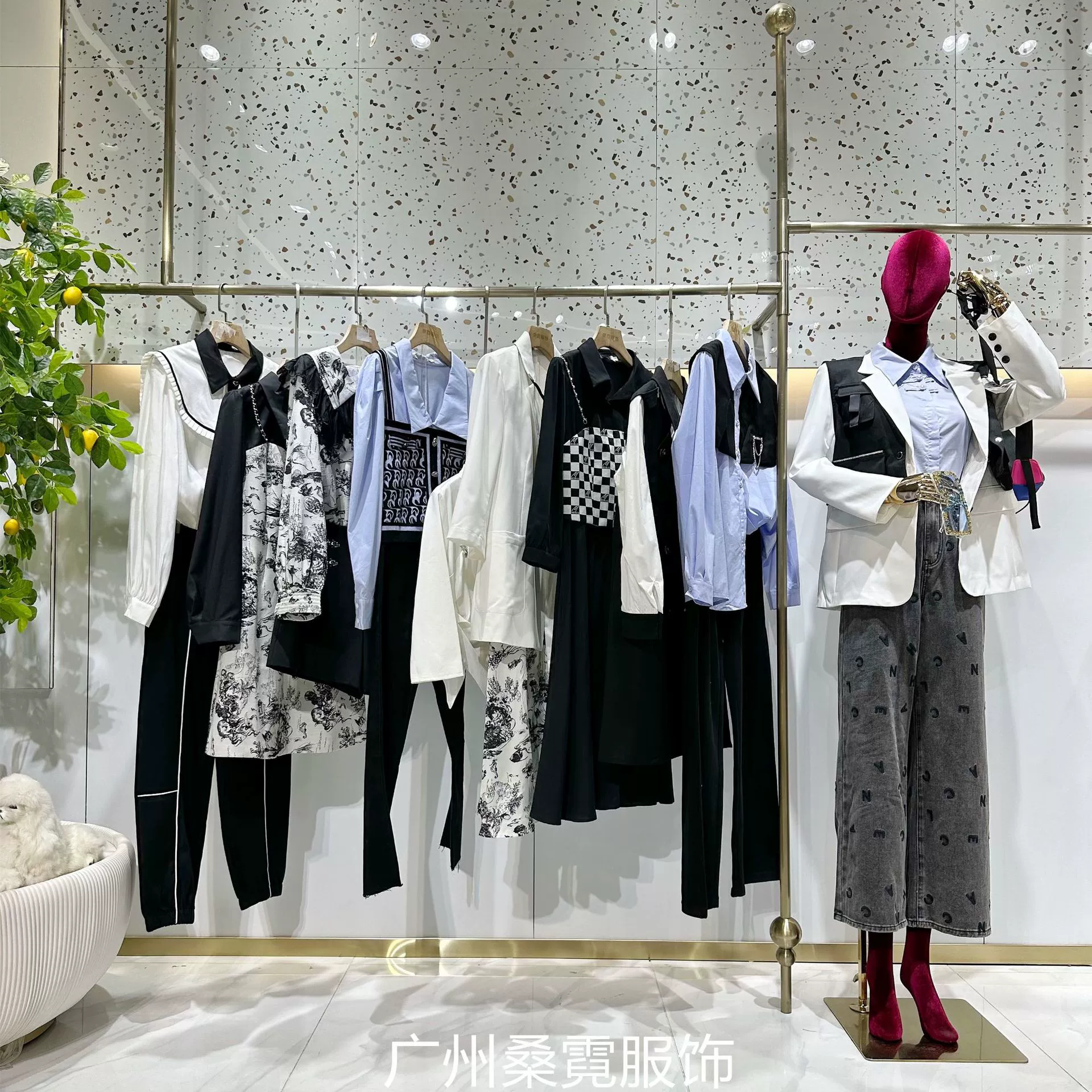 Счетчики бренда весенней одежды Maomei сняты со скидкой