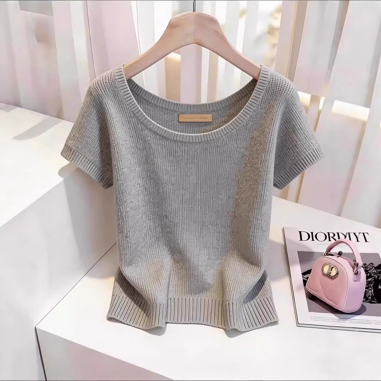 Áo thun nữ cổ tròn tay ngắn dệt kim phom ôm tôn dáng — màu trắng chi tiết 1