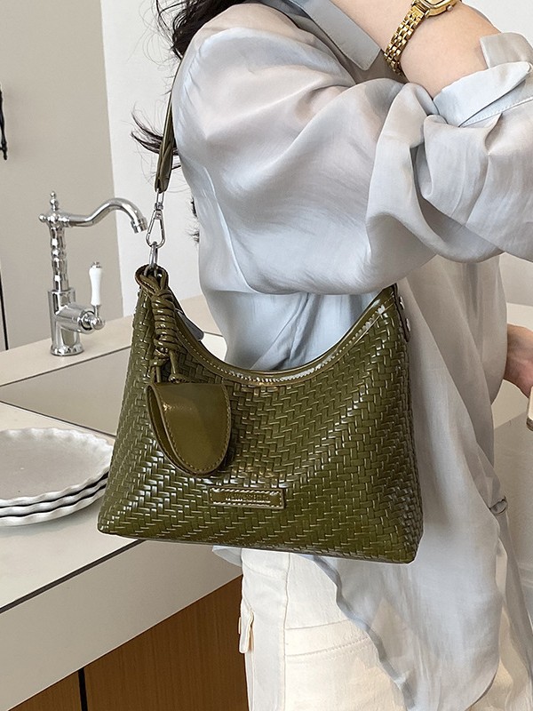 Nicho de diseño de hombro brazalete para mujeres 2026 verano nueva moda trenzada mochila de viaje ocio bolsa de mano