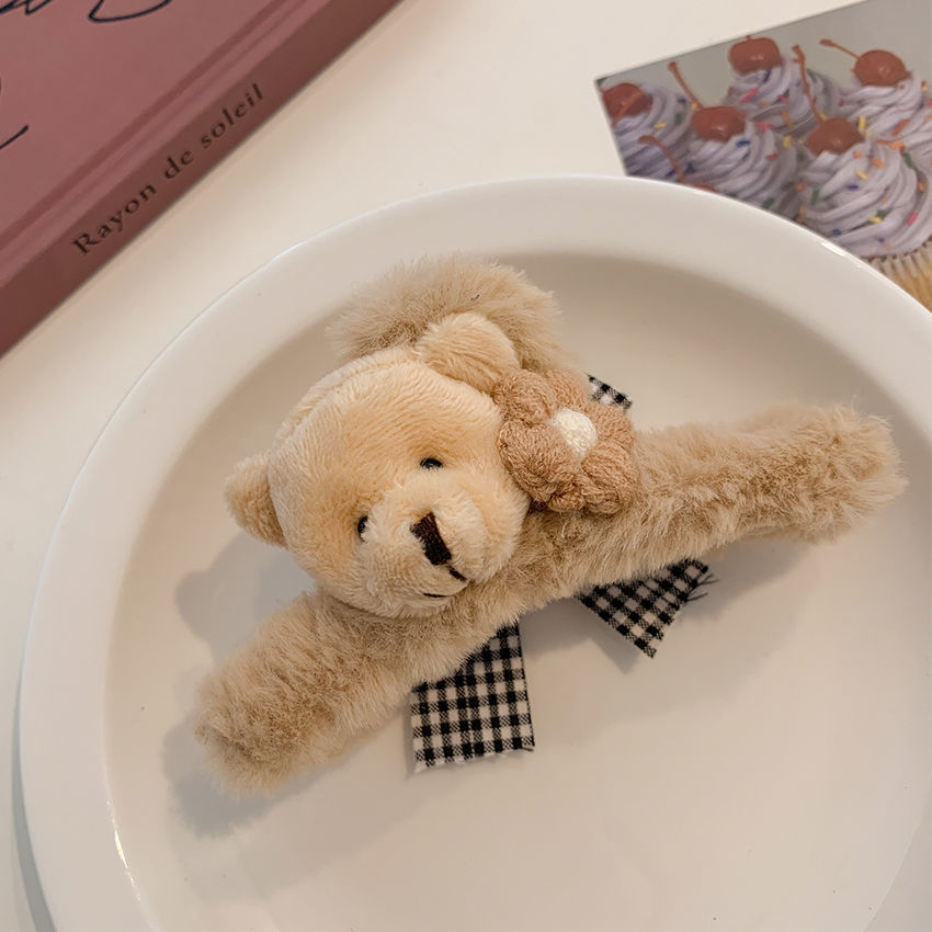 Khaki plush bears grab