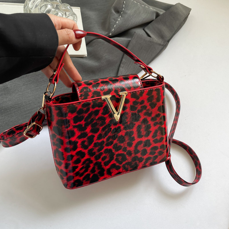 Bolso de mano de leopardo de alto valor para mujer otoño 2025 nuevo estilo coreano bolso de hombro de moda retro bolso de almohada