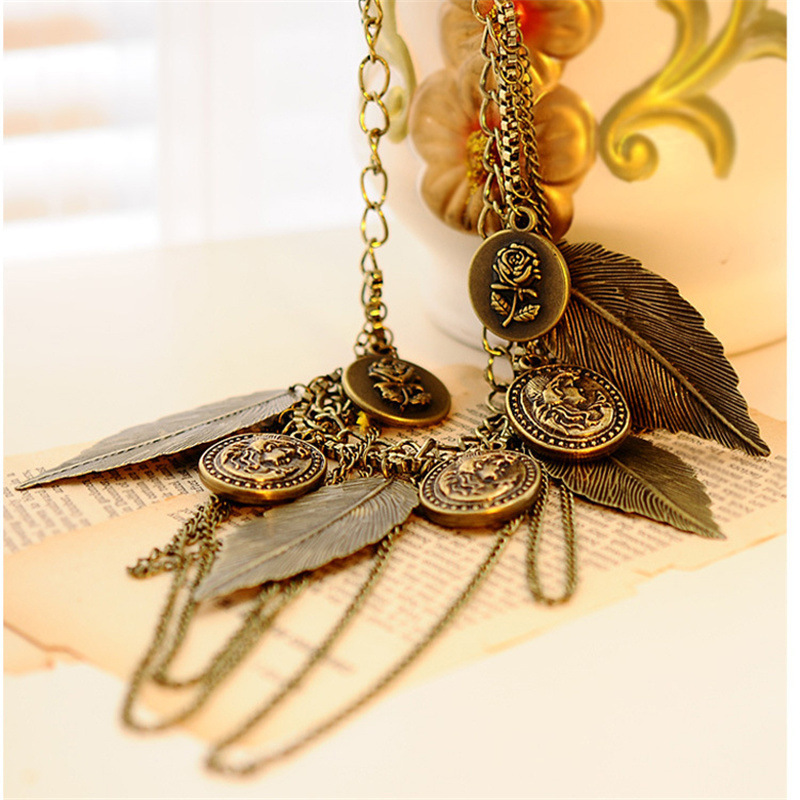 Collier court multicouche en cuivre avec pièce de monnaie extraite de poussière et motif de feuille à pampilles_voghion.com