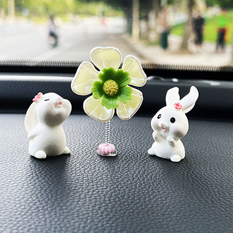 Coche sacudiendo la cabeza, pequeños pétalos, adornos, tablero, interior del coche, lindo conejito, accesorios para el coche, rojo