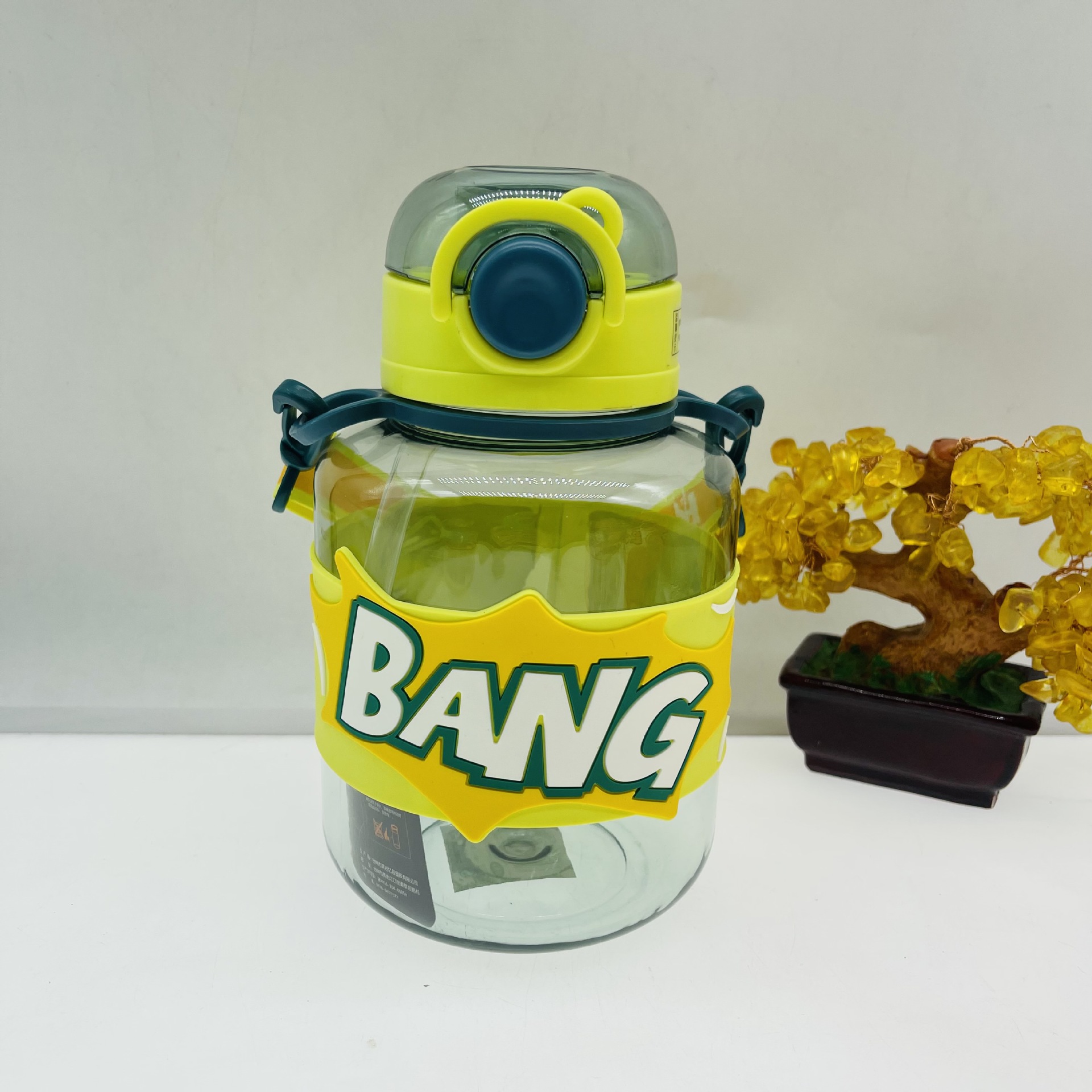 Carta de dibujos animados de Yichang taza de agua de gran capacidad 1100ml T correa de cubo de botella de agua de paja de alta apariencia taza de Estudiante