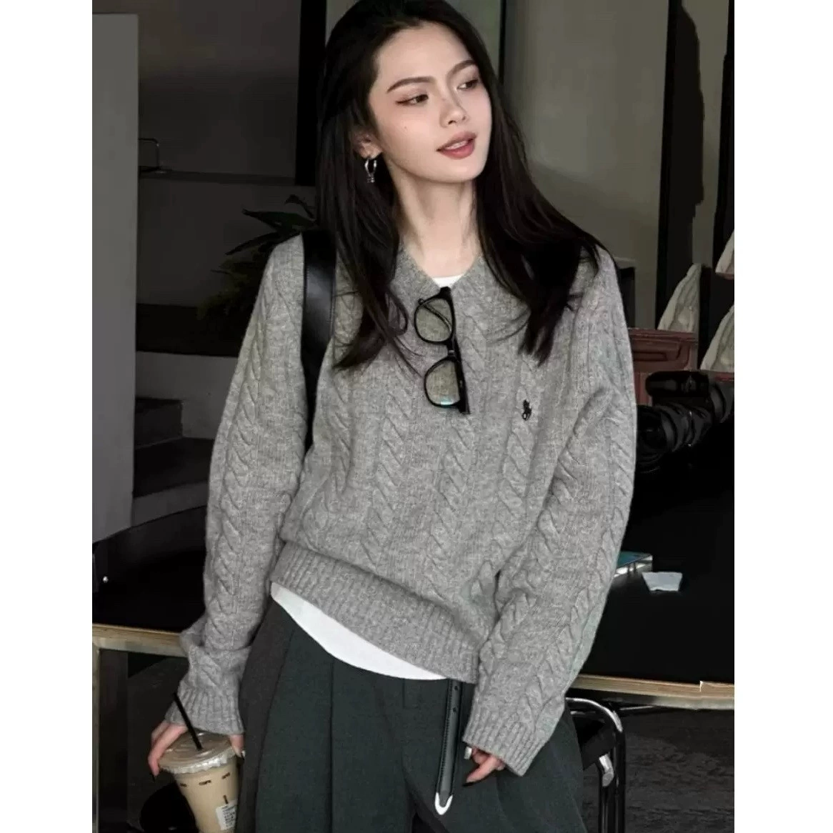Серая вышивка пони с изогнутым вырезом свитер женский мягкий вязаный свитер осенью и зимой