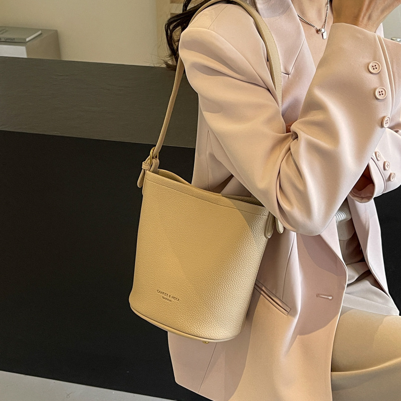 Nicho de diseño bolso casual damas primavera y verano 2024 nuevo estilo de moda mochila de transporte de alta calidad bolso de cubo de textura