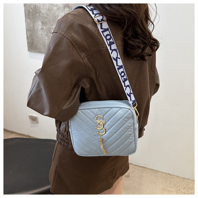 A stylish Korean-style wide shoulder strap small bag for women in the autumn of 2024, a niche design and versatile camera bag, an ins crossbody small square bag undefined