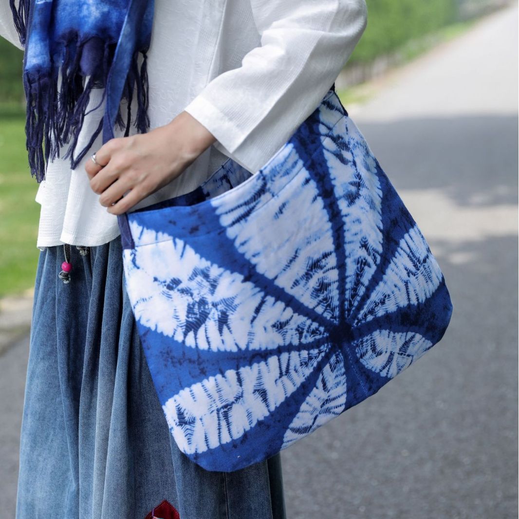 2023 Yunnan estilo étnico hecho a mano tie-dyed bolso de hombro artístico versátil pequeño bolso de tela azul y blanco retro casual bolsa de mensajero