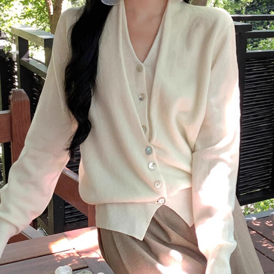 Fake Two-Piece White Wool Knitwear for Women 2025 New Niche Gentle Autum Wear Knitwear Cardigan Jacket