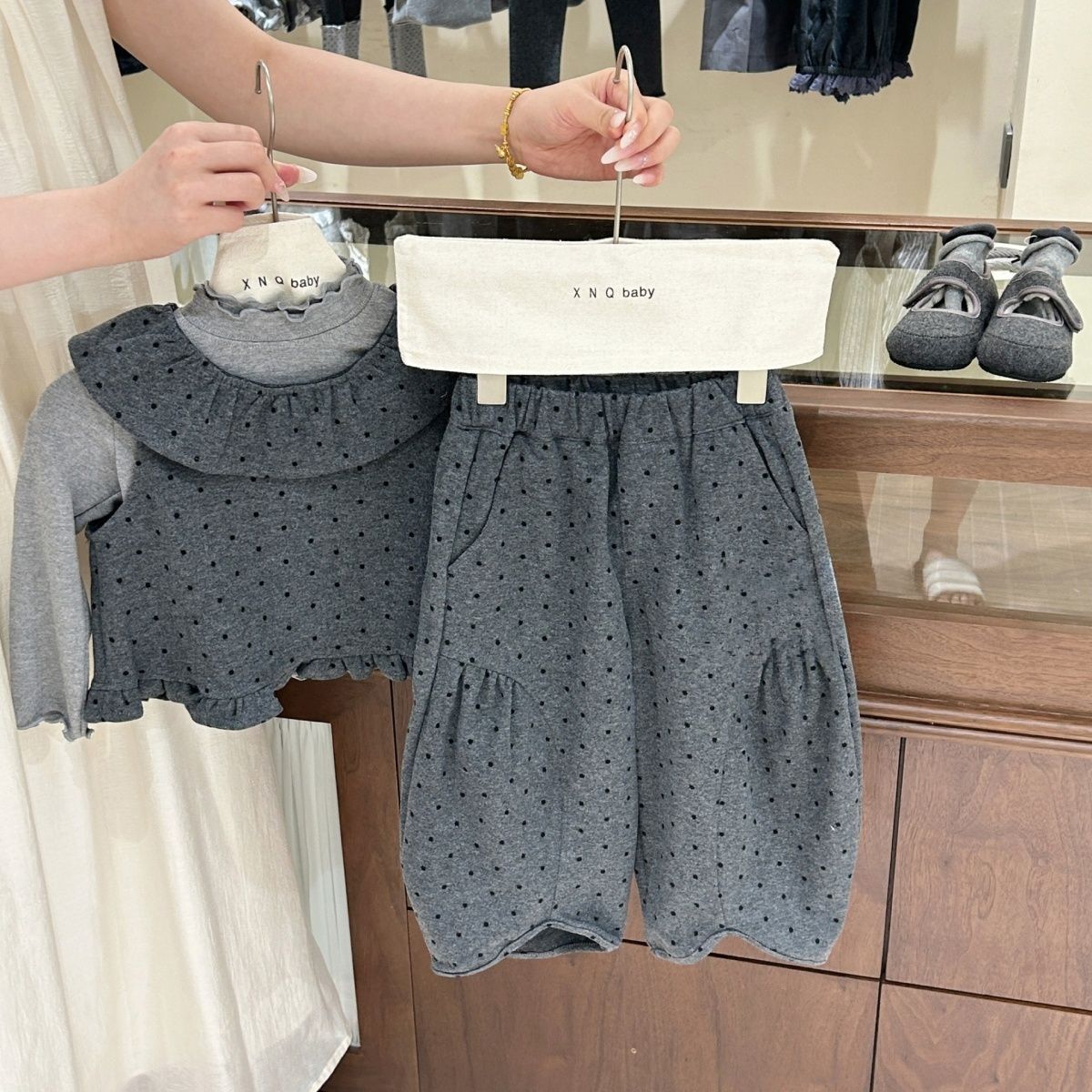 Girls' Korean-Style Outfit 2026 New Spring and Autumn Children's Lace Polka Dot Vest Wide-Leg Pants Base Shirt Three-Piece Set