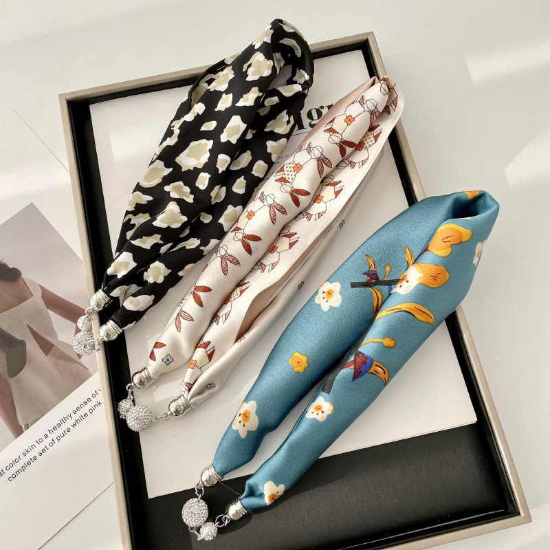 Primavera y verano nueva celebridad en línea mismo estilo banda de pelo bufanda correa de muñeca perezoso multi-funcional hebilla de succión magnética pequeña bufanda Venta caliente