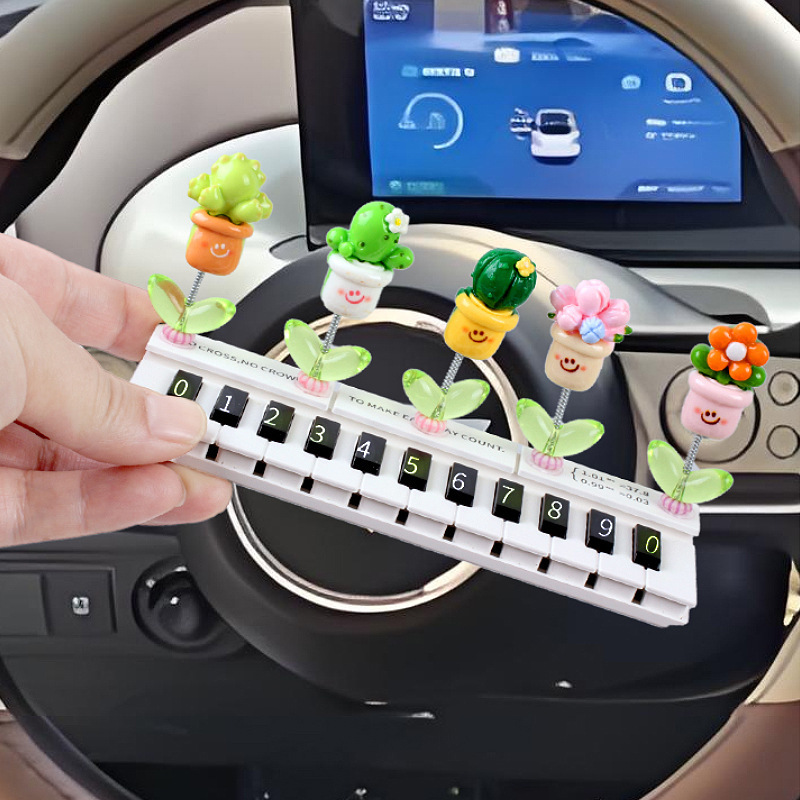 Linda llave de piano, placa de número de estacionamiento temporal, placa de teléfono de movimiento de automóvil, sacudiendo la cabeza en el automóvil, pequeña planta en maceta, plástico