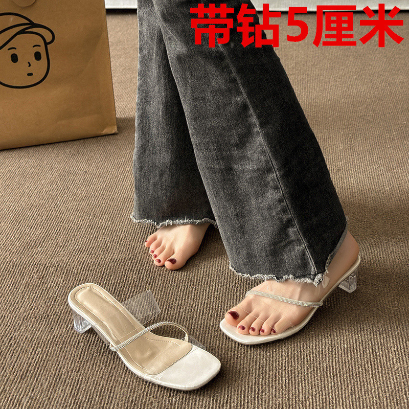 ハイヒールの女性のアウターウェア 2025 夏の新ファッションラウンドトゥ厚いヒールインターネット有名人のクリスタルスリッパ女性のサンダル|undefined