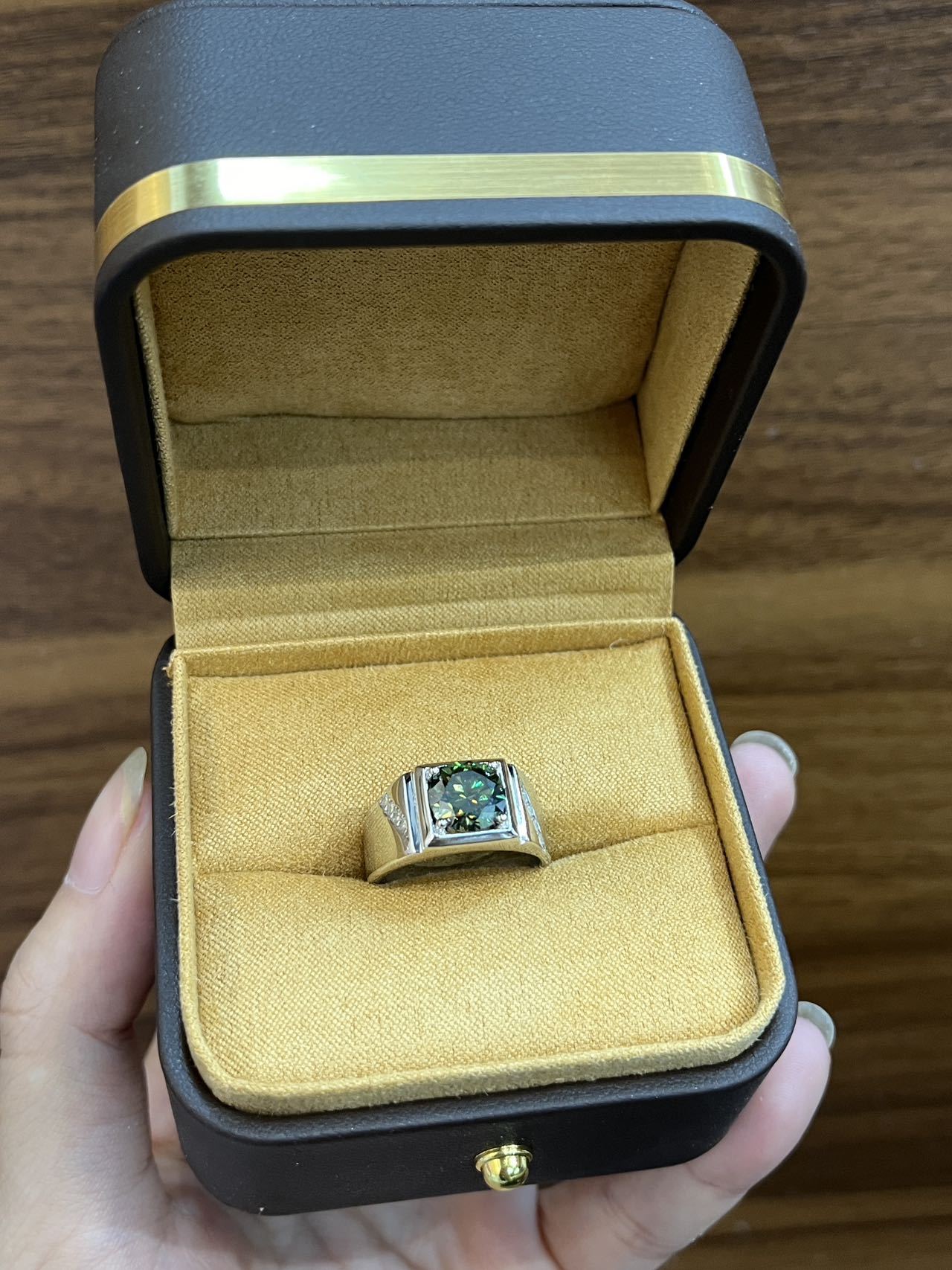 Anillo de hombre rojo Europa y los Estados Unidos nuevo 925 plata esterlina perforación de simulación de aire rociado arena moissanita gran anillo de hombre fábrica directa