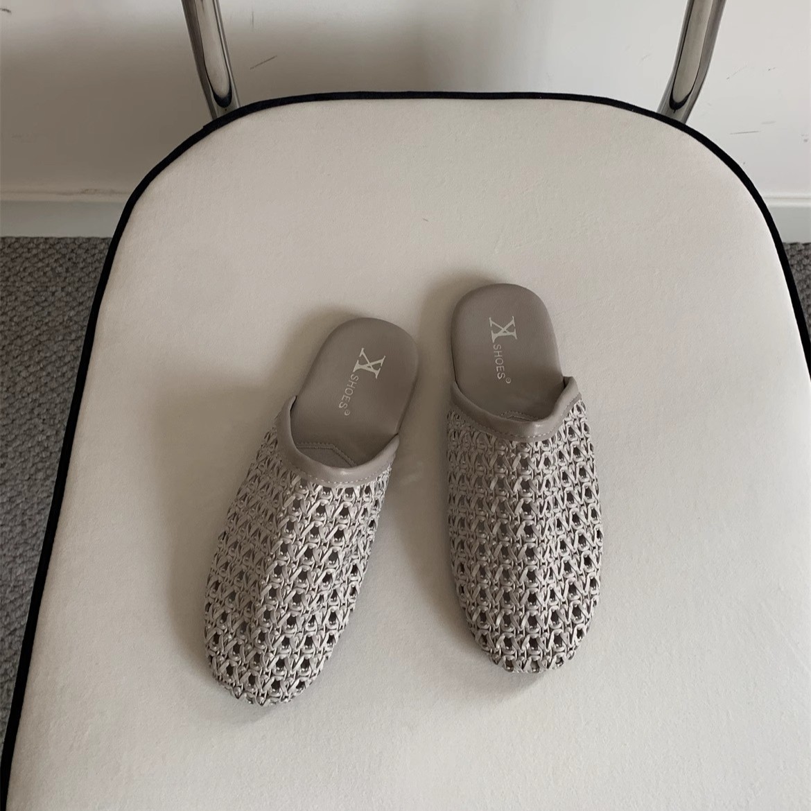 Versión de cuero suave tejida transpirable de un pie Mu Qin Boken zapatos exteriores 2025 verano nuevo estilo plano puntera media pantufla