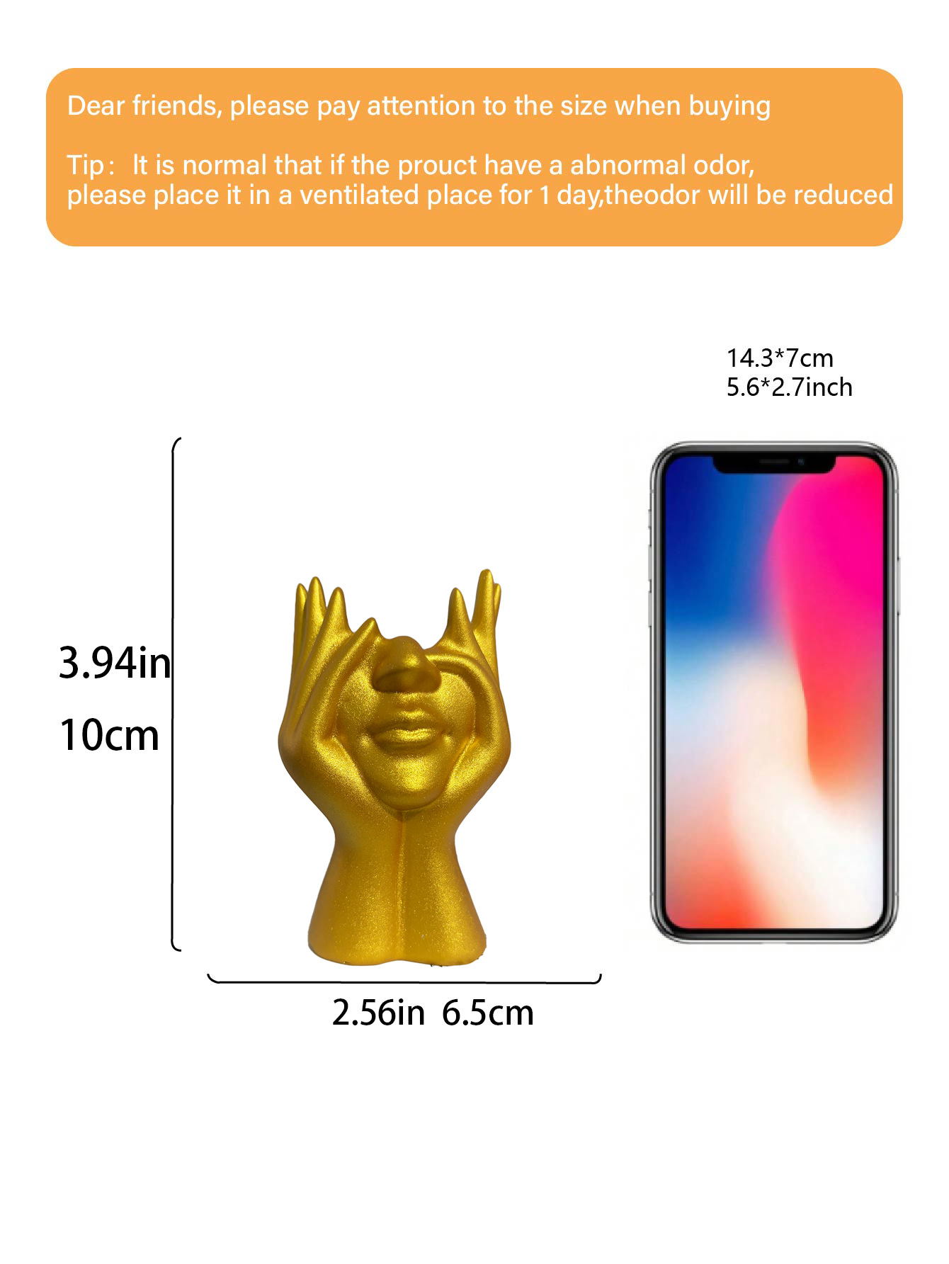 황금빛 손으로 얼굴을 받쳐주는 꽃병