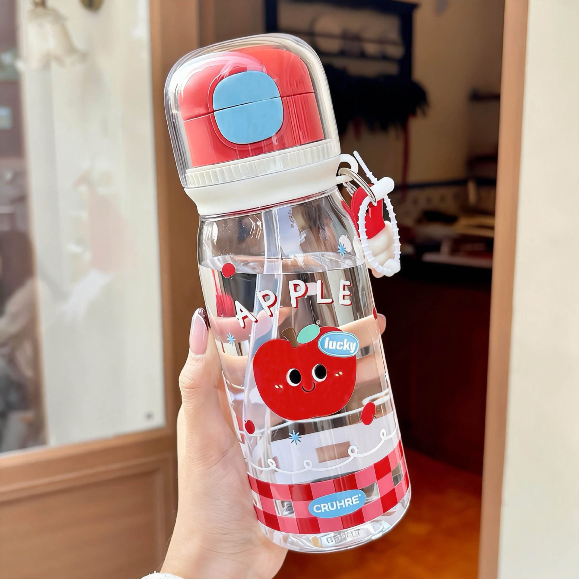 Hermosas tazas de agua de plástico para niñas de alto valor nominal tazas de paja de manzana roja de dibujos animados para estudiantes y niños portátiles tazas de doble bebida