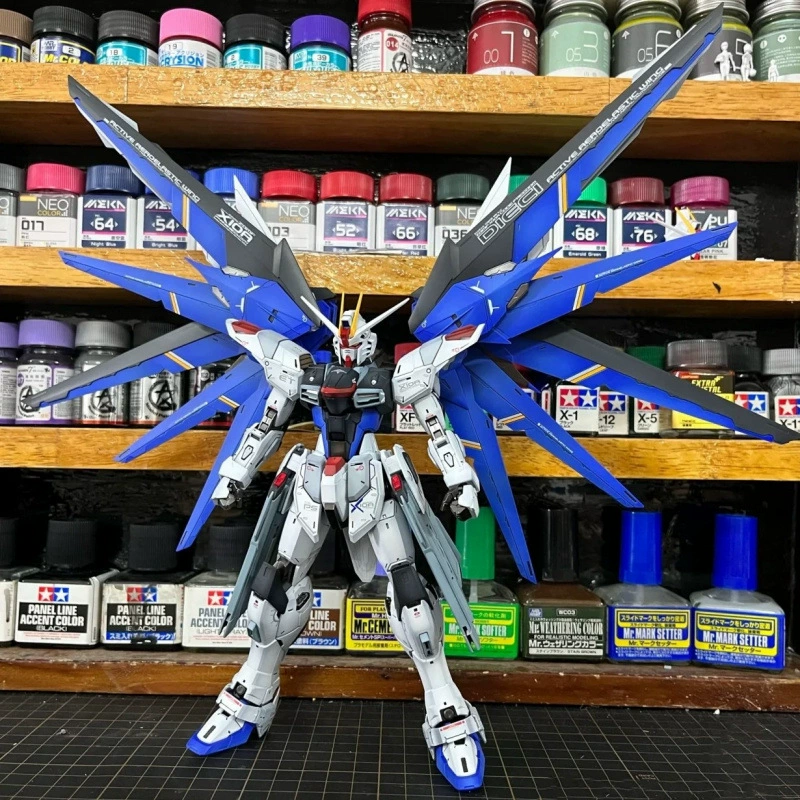 Сборная модель (Gundam) 1/100 — мультивариант Unicorn/Freedom, подвижный мех с оружием и подставкой