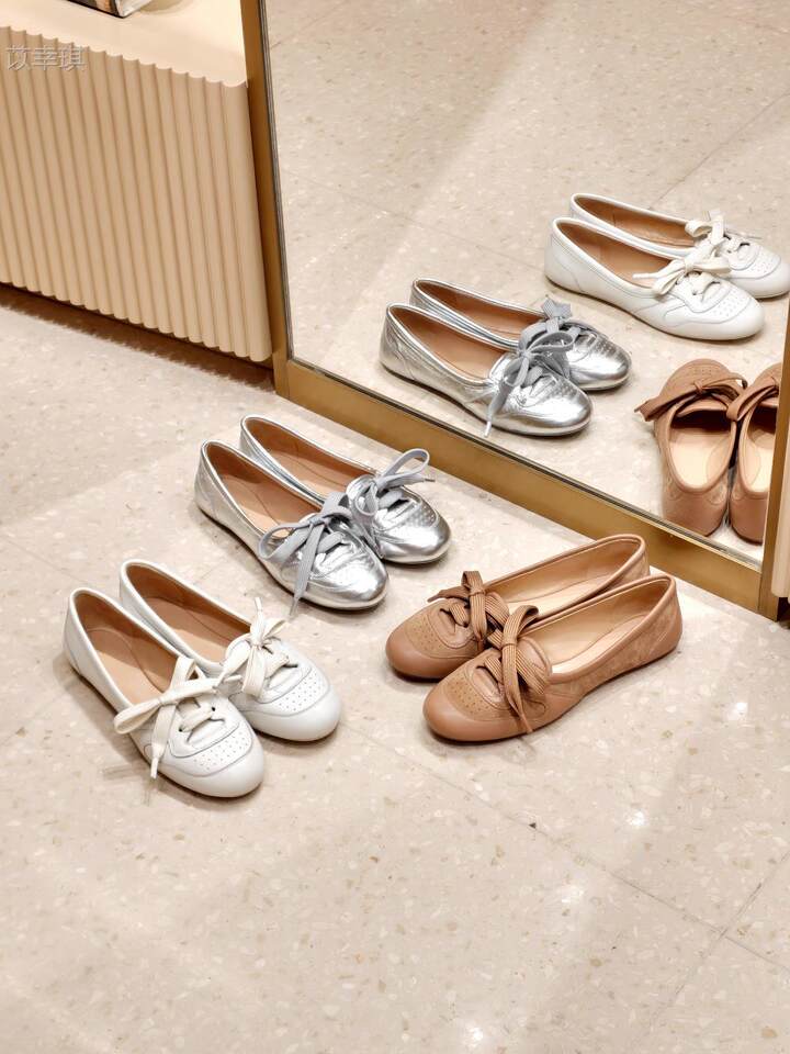 Giày búp bê nữ da cừu cổ thấp đế bằng buộc dây phong cách retro — Bạc, hàng có sẵn, Màu nude, hàng có sẵn, Màu trắng kem, hàng có sẵn chi tiết 12