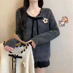 KANING复古减龄圆领设计感针织开衫2025秋季新款系带花朵毛衣女