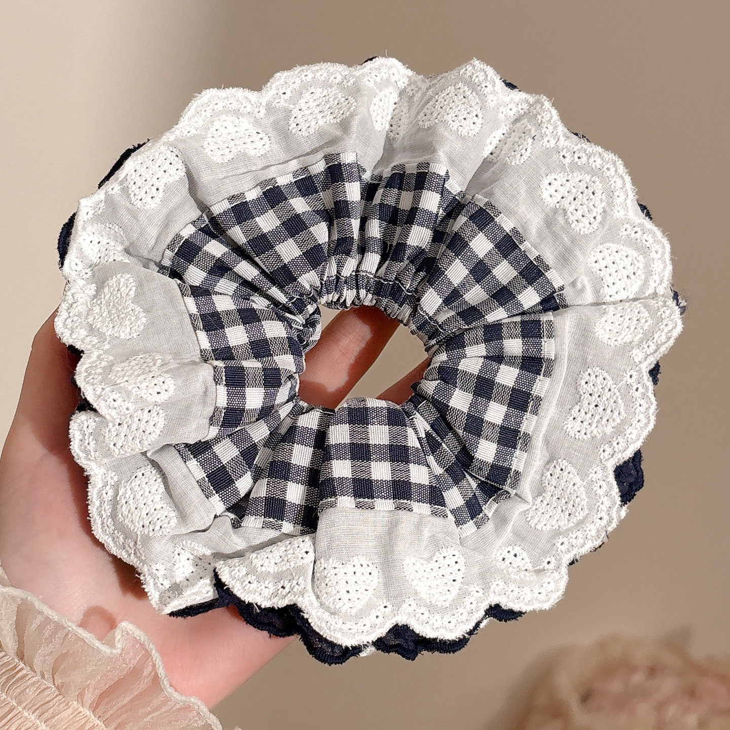 Nuevo scrunchie de encaje multicapa 2026 para mujer, lazo para el pelo de alta gama, accesorio suave para el cabello estilo coreano.