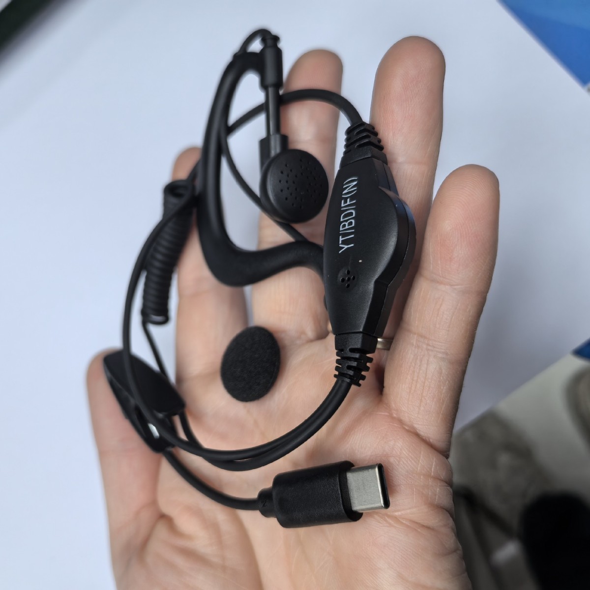 Pequeña boca cuadrada walkie-talkie auricular cable miniatura tipo collar máquina de intercomunicación auricular Android cabeza plana auricular gancho