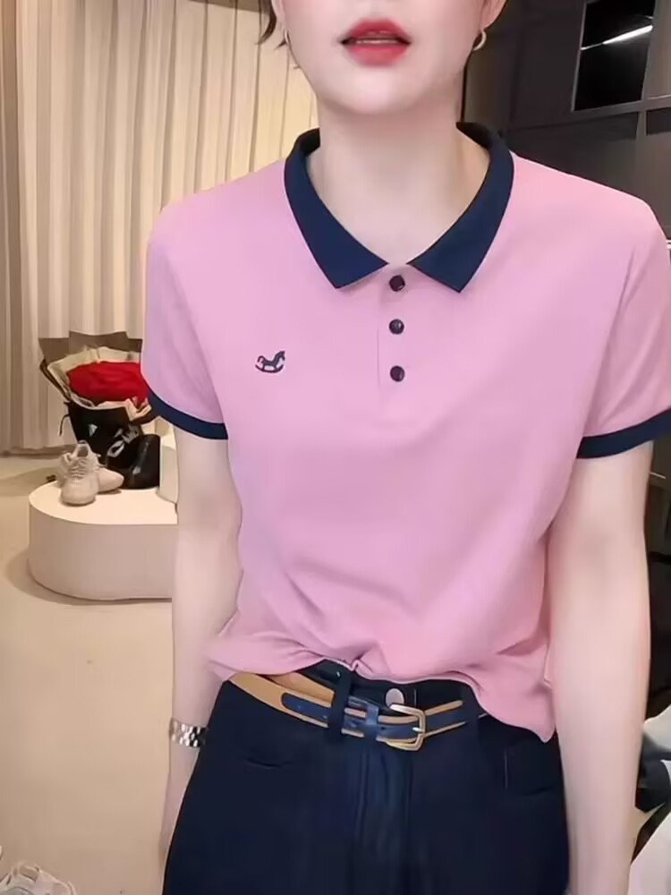 Áo thun nữ cổ polo tay ngắn, chất liệu dệt kim, thêu hình ngựa nhỏ — Màu hồng