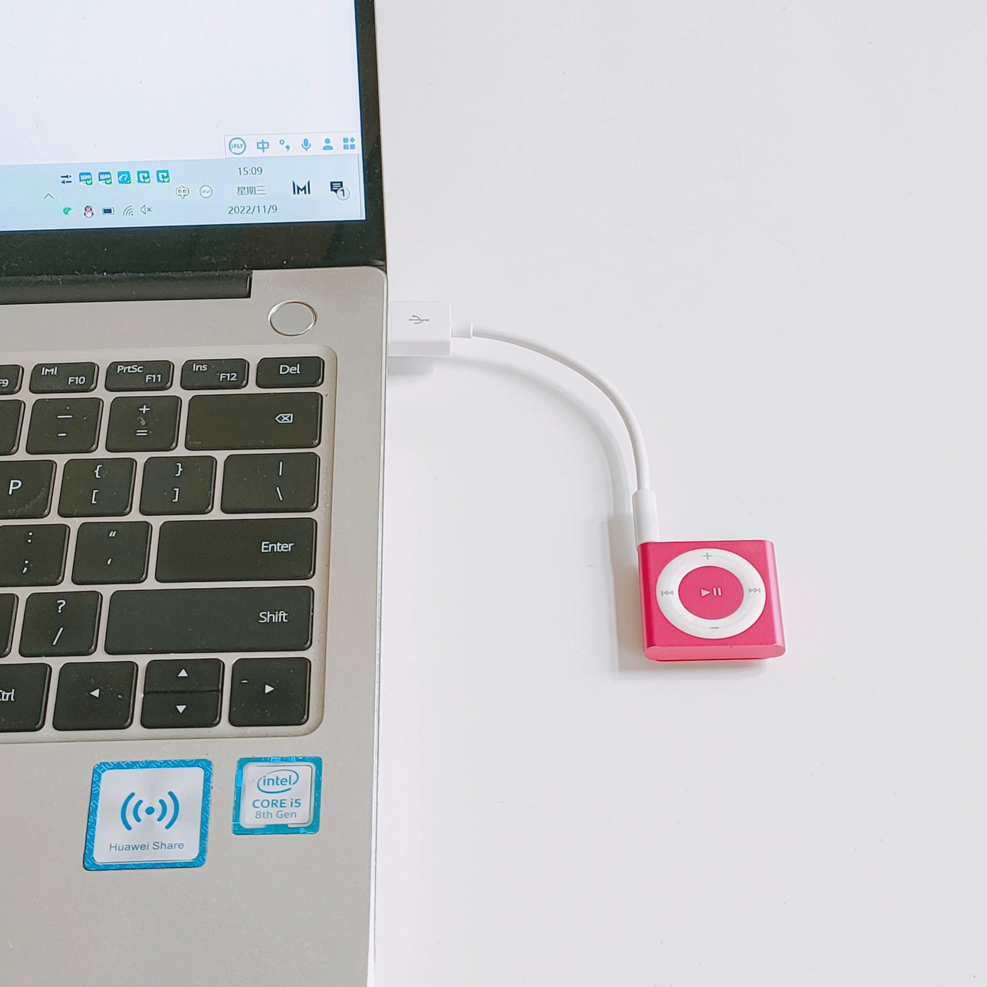 Charging & data cable for iPod shuffle (compatible 3–7), clip connector, 10 cm, black or white