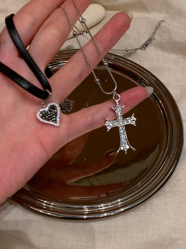 Retro Sweet Cool Spicy Girl Heart Cross Necklace for Women, Lightweight Luxury Niche Choker Design, High-End Clavicle Chain