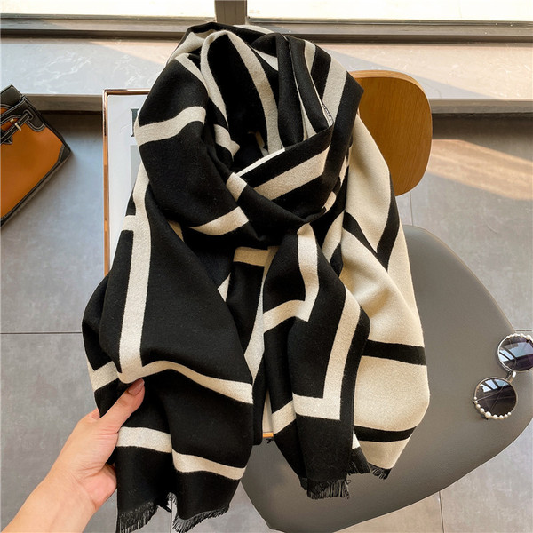 Winter universal double-sided geometric scarf made of faux fur