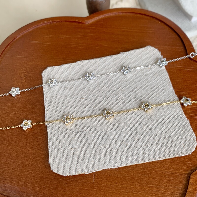 Celine Flashing Lucky Five-Leaf Flower Bracelet for Women, Light Luxury Vintage Style, High-End Niche Design, Popular Bracelet