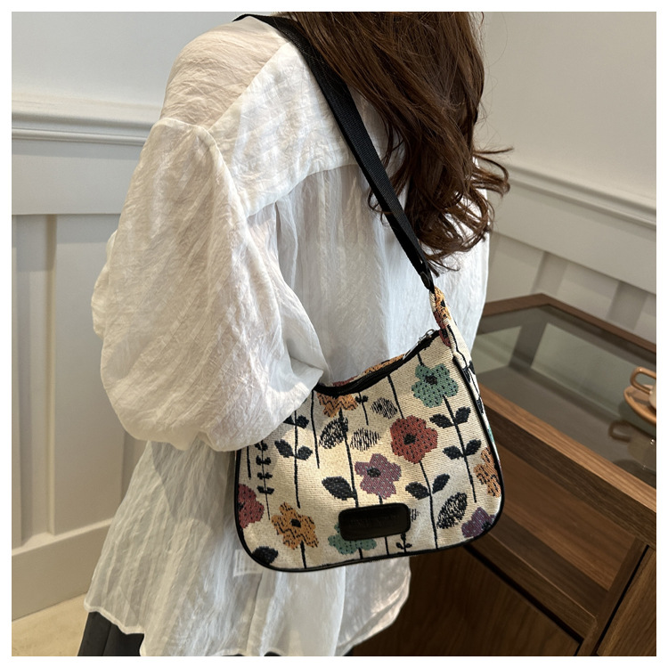 Popular fashion, simple, large-capacity printed trend 2024, fashionable patchwork canvas single-shoulder bag, small square bag, women's bag, trendy undefined