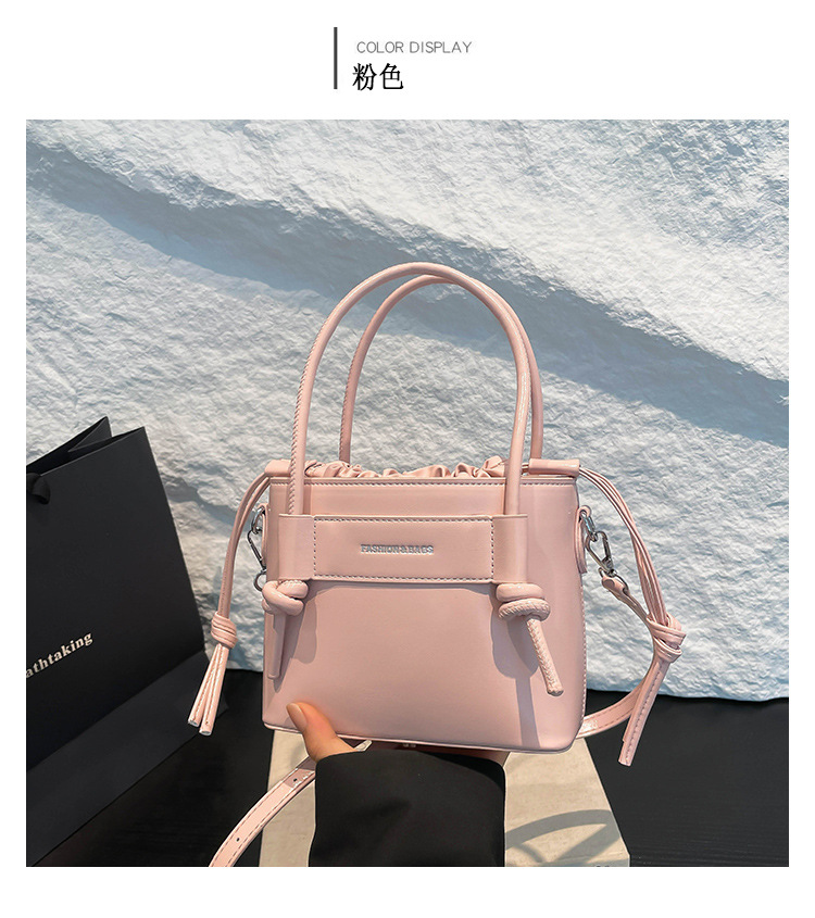 A new 2025 versatile, casual and simple large-capacity handbag for commuting, a lightweight solid color crossbody bag for women in summer undefined